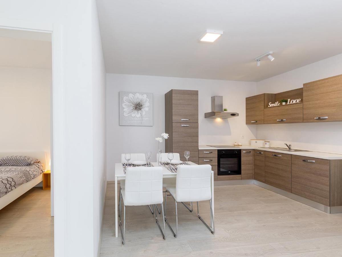 Apartment Aria Porec Bagian luar foto