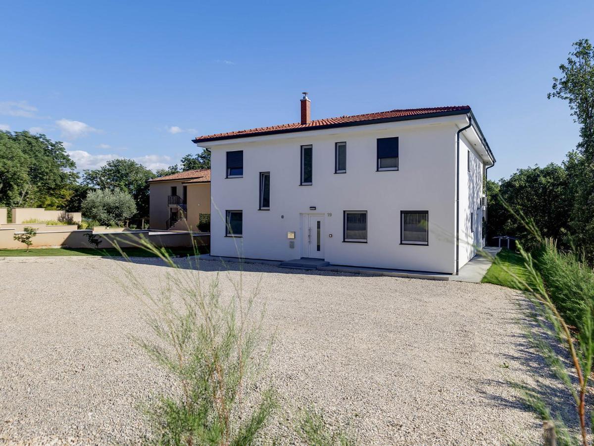 Apartment Aria Porec Bagian luar foto